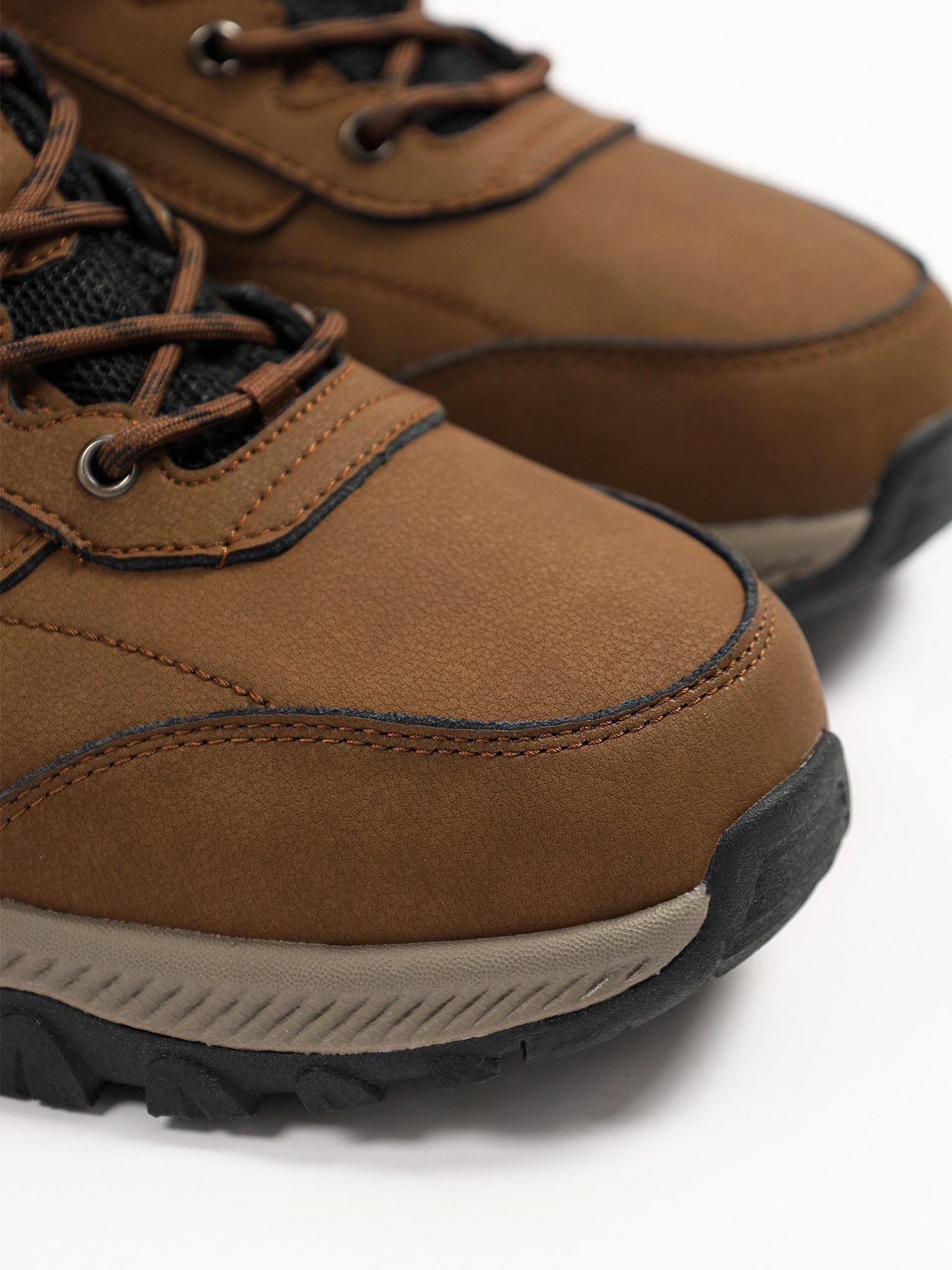 Кроссовки комбинированные коричневого цвета на рельефной подошве